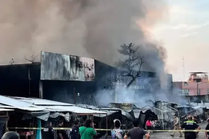 Fuego arrasa con 90 locales comerciales del Mercado Central de Acapulco