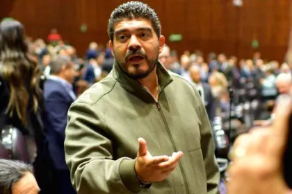 Hallan muerto dentro de su auto al diputado morenista Zenyazen Roberto Escobar García 