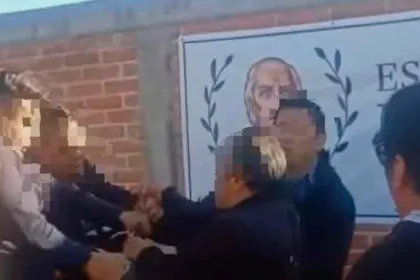 Padres cuestionan operativo de FGE frente a primaria en Texmelucan