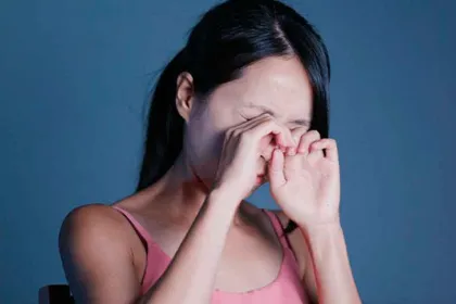 Ojo seco: los errores diarios que pueden aumentar las molestias