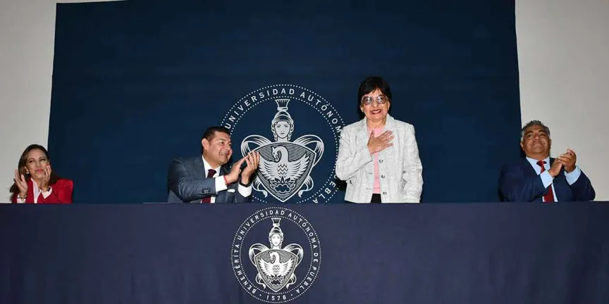 Reconoce la BUAP a Alejandro Armenta como egresado destacado de la Facultad de Administración