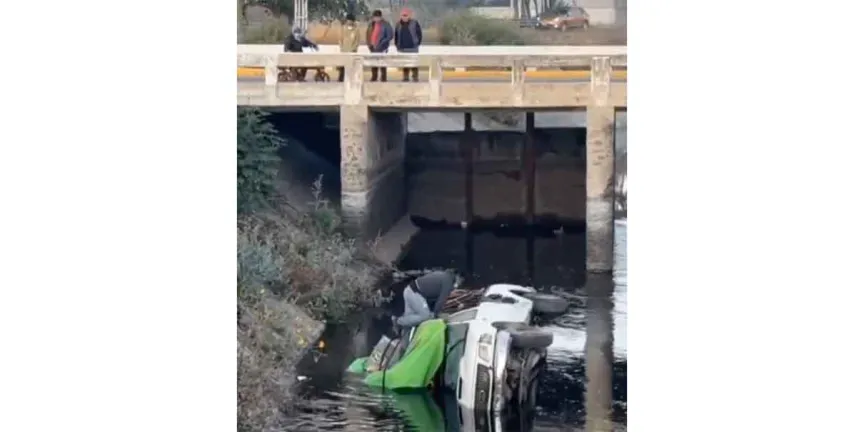 Accidente en Tecamachalco: camioneta termina en canal de la Presa de Valsequillo