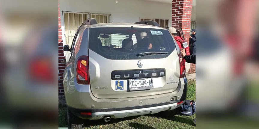 Camioneta pierde control y se estrella contra vivienda en Venustiano Carranza
