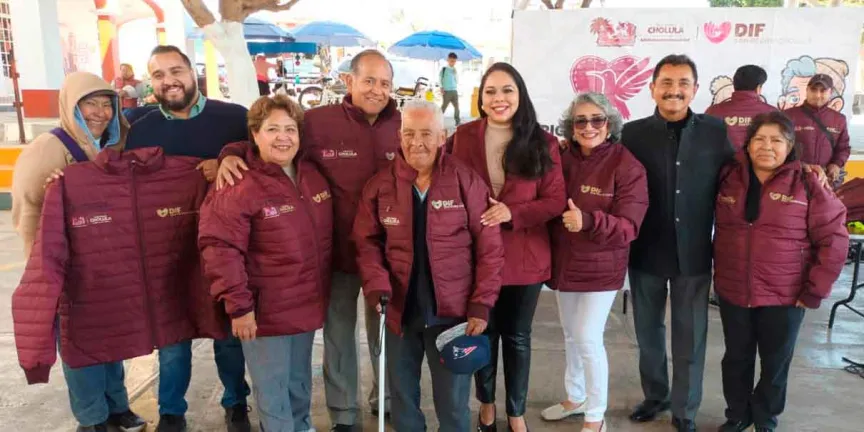   Tonantzin y Lupita Fernández entregan prendas abrigadoras en Santa Bárbara Almoloya