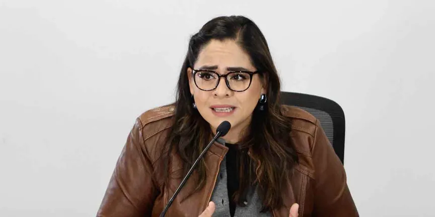 Diputada del PVEM niega bloqueo político en concesión de parabuses en Puebla