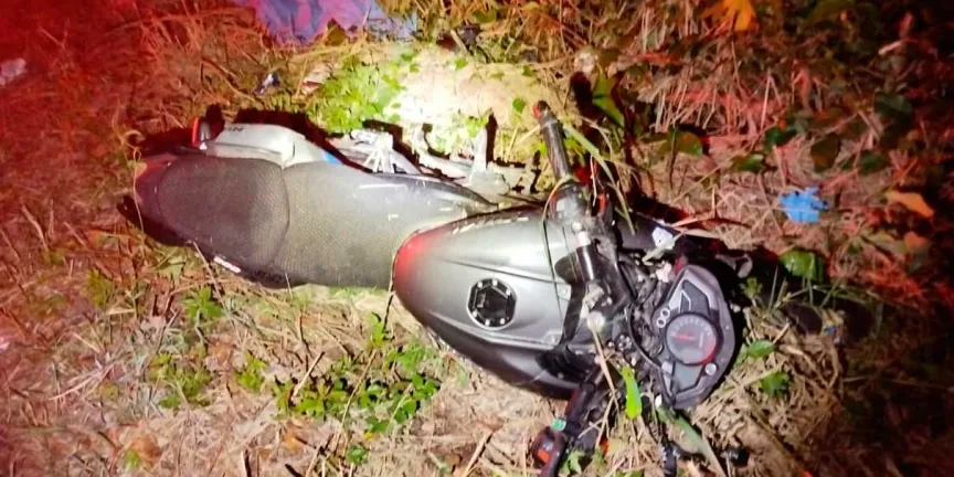 Motociclista murió al estrellarse contra un árbol en la Sierra Norte