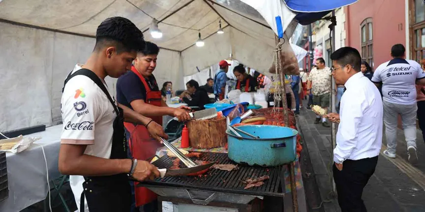 Puebla reforzará controles en puestos de comida tras explosión que dejó 16 lesionados