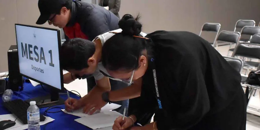 Realiza BUAP mesas de trabajo con estudiantes