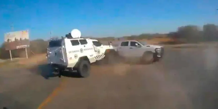 Enfrentamiento armado en la Frontera Chica de Tamaulipas deja vehículos incendiados y arsenal asegurado