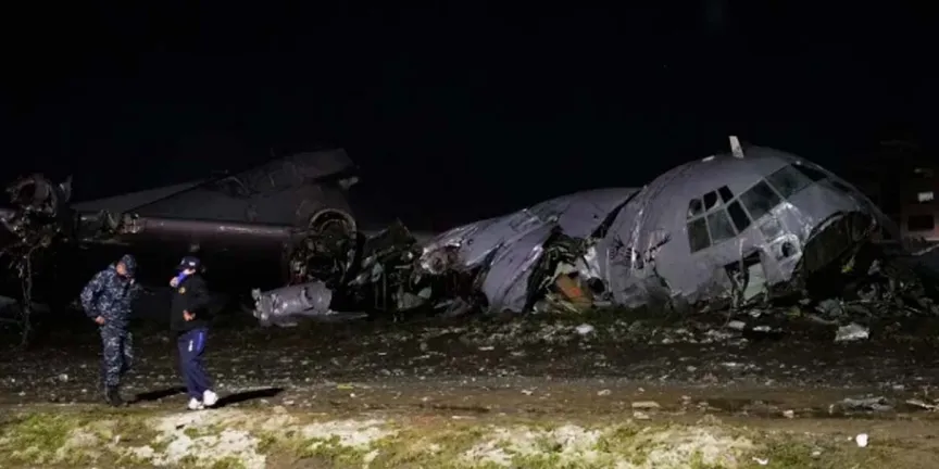 Avión militar cargado de billetes fuera de pista colisiona con vehículos en Bolivia