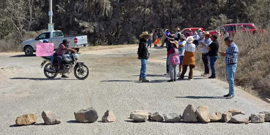 Bloqueo en Chiltepeque afecta recolección de basura en Puebla capital