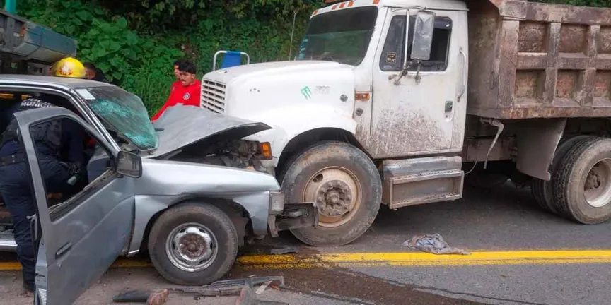 Hombre resulta prensado tras choque en la carretera México-Tuxpan