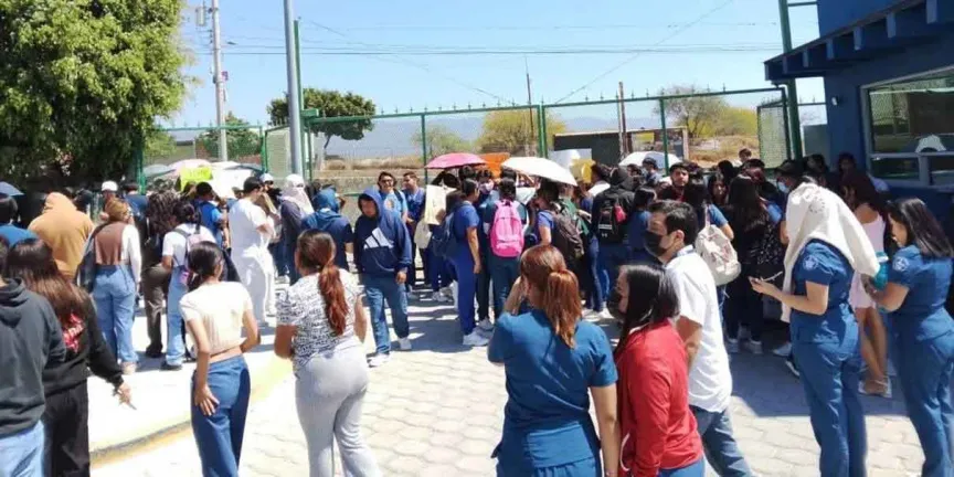 Alumnos de Estomatología protestan en campus universitario de Tehuacán por falta de insumos
