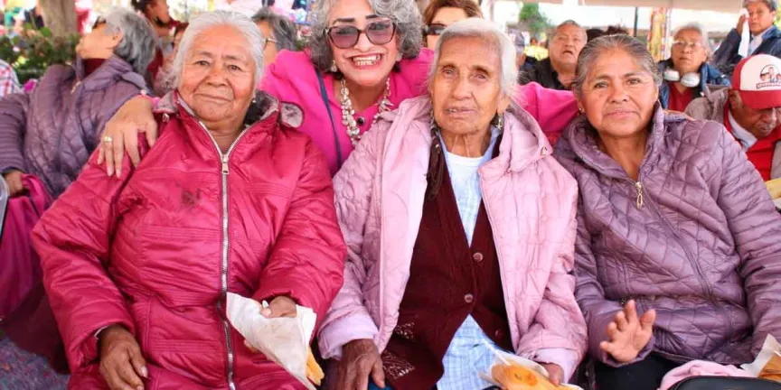 Con respaldo de Ceci Arellano, Lupita Fernández encabeza la entrega de chamarras y cobijas en San Pedro Cholula