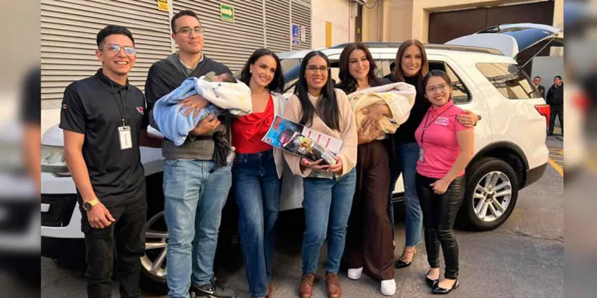 Empresario regala auto a padres de bebés con oxígeno tras video viral
