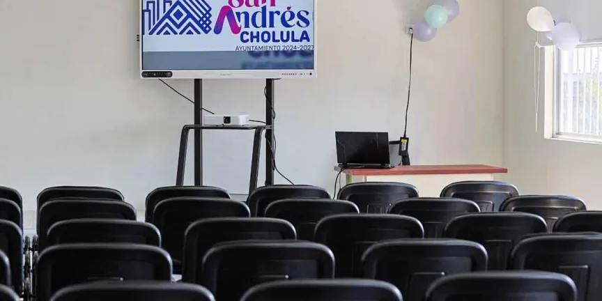 Entrega Lupita Cuautle aula equipada con tecnología en telesecundaria de Acatepec