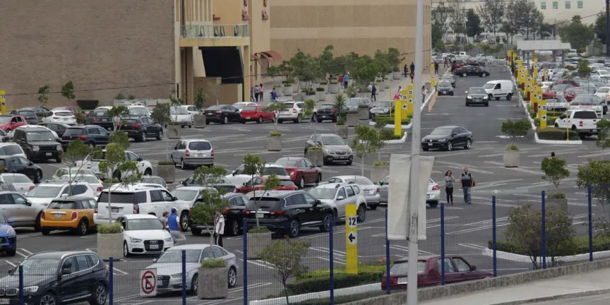 Franquicias en Puebla respaldan seguro obligatorio en estacionamientos, pero rechazan 2 horas gratis