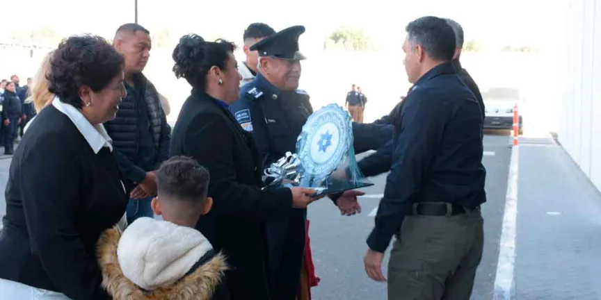   Puebla, Pue.- Como parte de los esfuerzos por reconocer al personal que forma parte de la Policía de la Ciudad, la Secretaría de Seguridad Ciudadana (SSC), rindió un homenaje al comandante, Alfonso Torres Arias, tras 50 años de servicio dedicado a salvaguardar la integridad de las familias poblanas.  En las instalaciones del Complejo de Seguridad Ciudadana del Municipio de Puebla, se realizó una ceremonia encabezada por el titular de la corporación, Félix Pallares Miranda y el secretario general de gobier