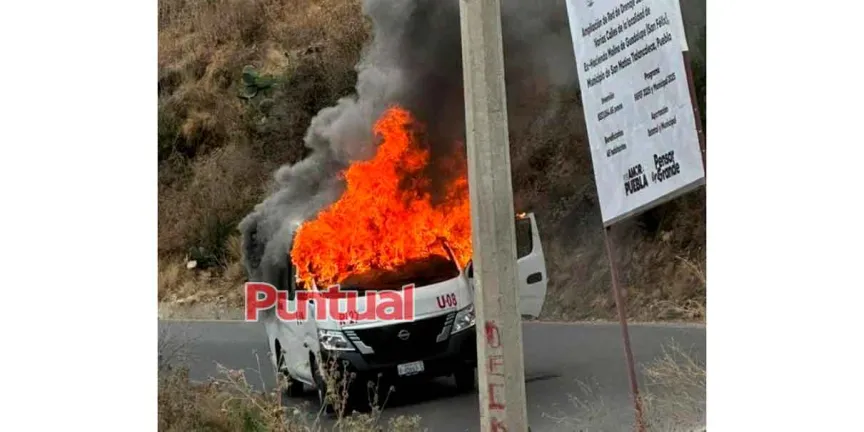 Prenden fuego a transporte público en Juárez Coronaco, Tlalancaleca