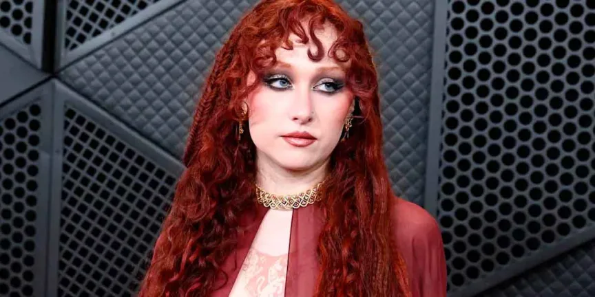 VIDEO. Chappell Roan deslumbra en los Grammys 2026 con un look gótico y performático