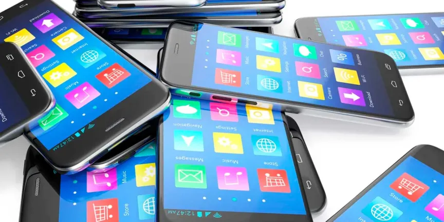 Sin denuncias ni evidencias de robo, sigue la venta de celulares en las calles de la capital