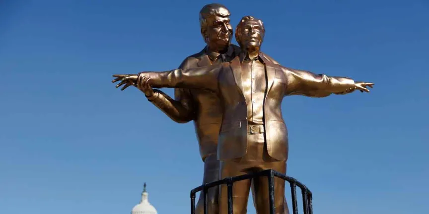 Instalan estatua de Trump y Epstein estilo Titanic frente al National Mall y desata polémica