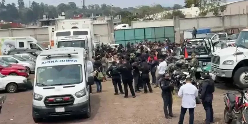 Gritos desde un tráiler alertan a trabajadores: rescatan a 229 migrantes en Xalapa