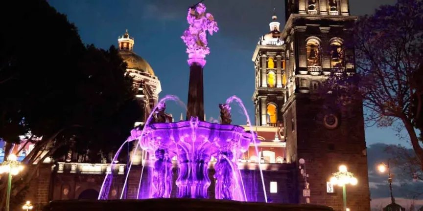 Impulsa Pepe Chedraui Mujeres que Brillan con iluminación violeta de las fuentes de la ciudad por el Día de la Mujer