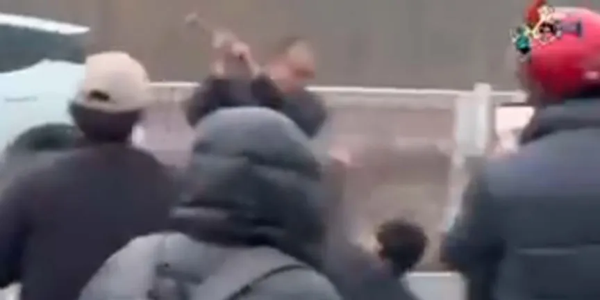 Hombre asesina a machetazos al amante de su esposa frente a decenas de testigos