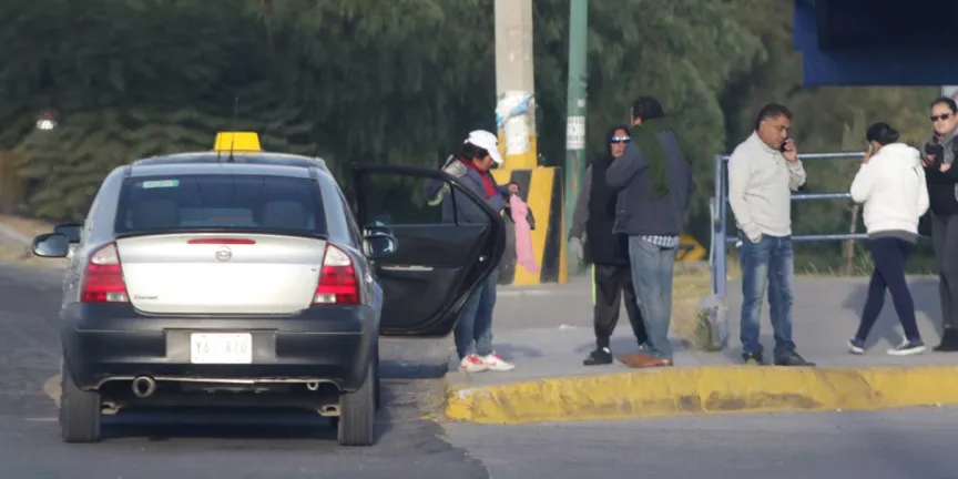 Movilidad debe exterminar organizaciones que operan taxis pirata: FxM