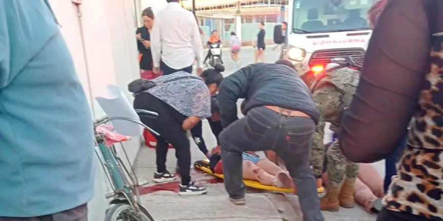 Mujeres terminaron en el hospital, derraparon en calles de Texmelucan