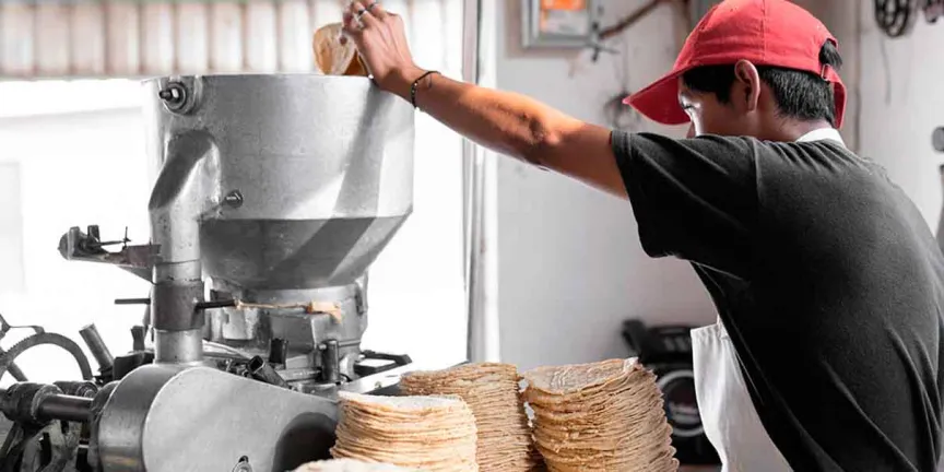 Profeco vigila venta de tortillas en hieleras y motocicletas; multas pueden llegar a 4 millones de pesos
