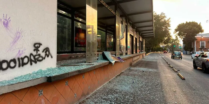 8M. Suspendido el servicio de RUTA Línea 3 por destrucción de 5 paraderos 