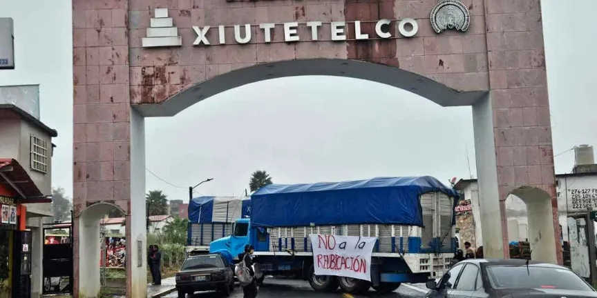 Tianguistas de Xiutetelco rechazan reubicación y hacen cierres carreteros