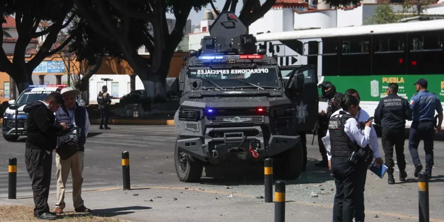 Vehículo de Fuerzas Especiales de la SSP choca con dos unidades de transporte público en Puebla