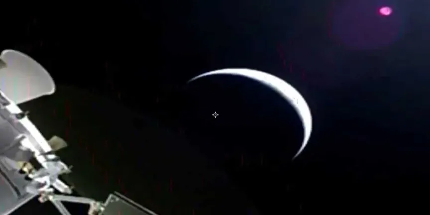 Así es la primera imagen de la Tierra vista como una media luna desde el espacio
