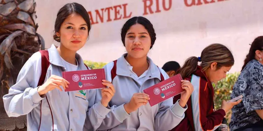 Becas educativas en México: estudiantes usan apoyos para cubrir necesidades básicas