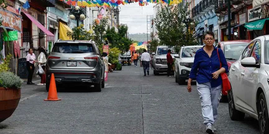 Autos en la Calle de los Dulces generan conflictos pese a restricción peatonal