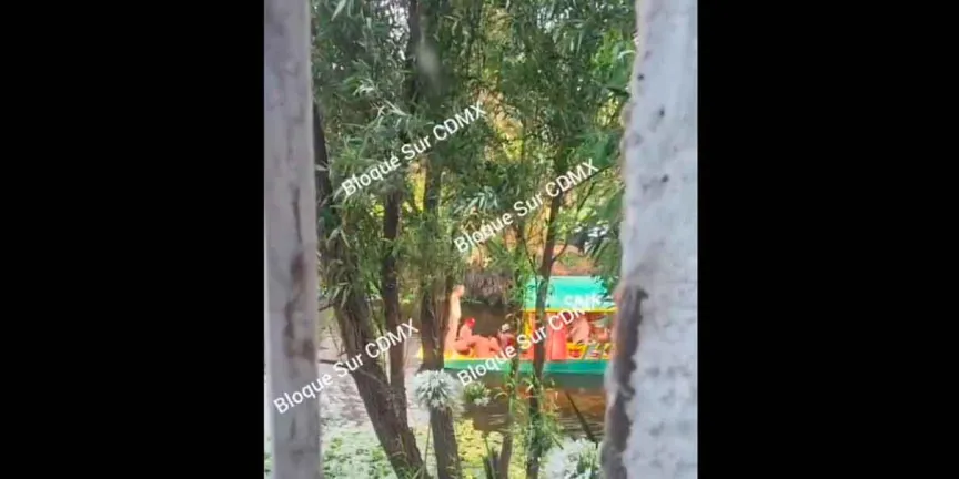 Nudistas en trajinera de Xochimilco rompen el silencio: revelan quiénes son y por qué navegaron sin ropa