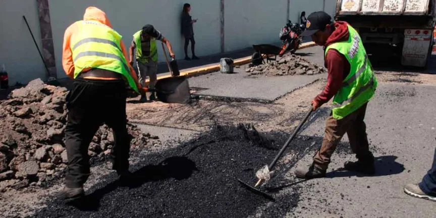 Continúa Pepe Chedraui supervisando trabajos de bacheo en colonia Ignacio Zaragoza