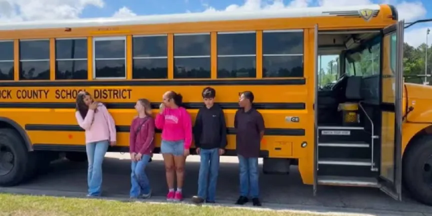 Estudiantes frenan autobús escolar en Mississippi tras desmayo de la conductora y evitan accidente