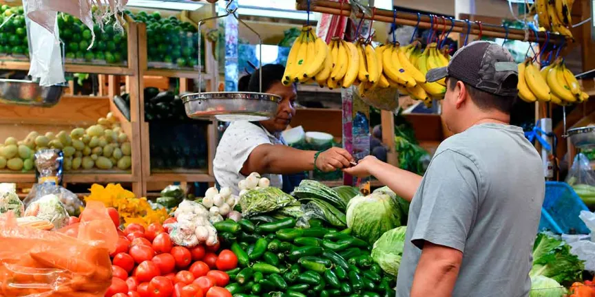 Familias poblanas aplican recorte y compran menos alimentos ante aumentos 