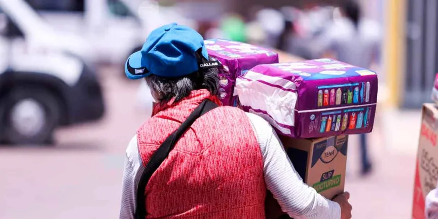 Lupita Cuautle entrega insumos médicos y de higiene con el programa “Cambiando Vidas”