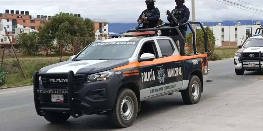 Policías salvan a hombre de un asalto durante compra de auto en Moyotzingo