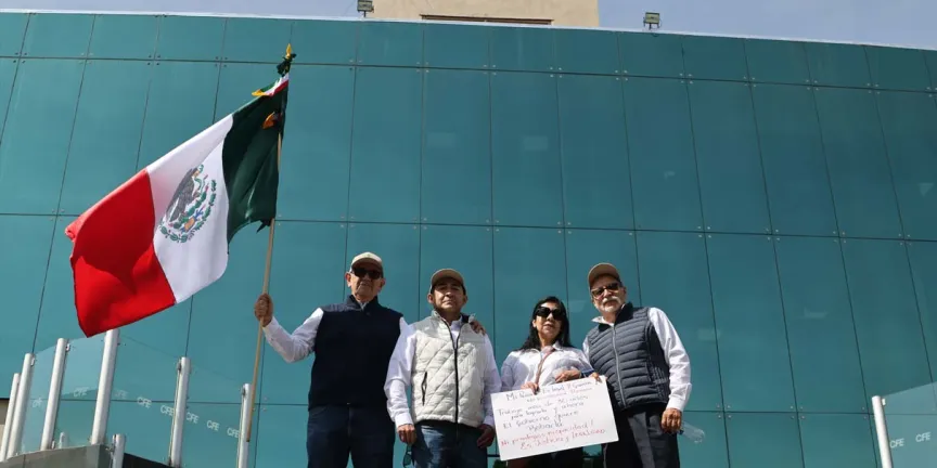 Jubilados de la CFE salen a protestar en Puebla por reducción de pensiones