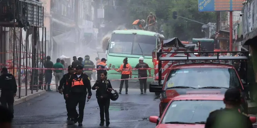 Derrumbe de barda y estructura en CDMX sorprende a peatones y deja varios lesionados