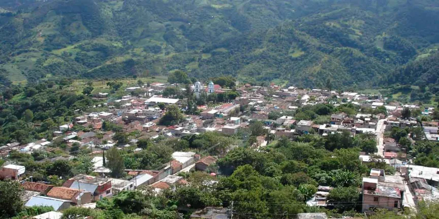 Atlixtac bajo ataque: familias huyen al monte y denuncian bombas e incendios