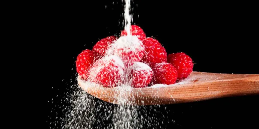 ¿El jugo de naranja no es igual al refresco? Estudio revela diferencias clave en el azúcar