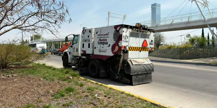 Trabajo continuo de Barredoras mecánicas mejoran limpieza de vialidades