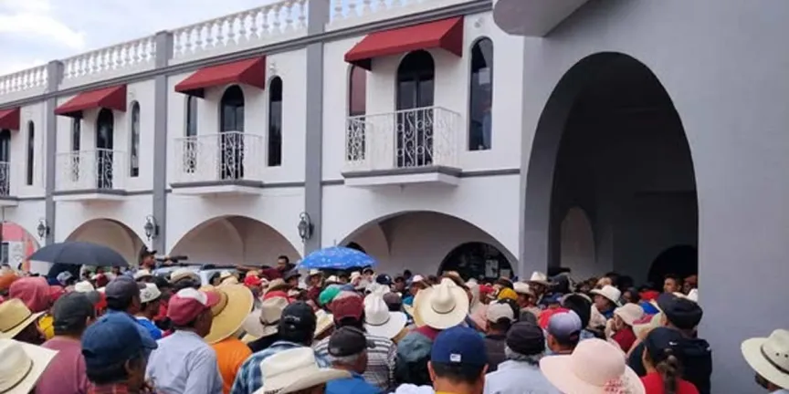 Campesinos de Tlachichuca se manifiestan por falta de fertilizante